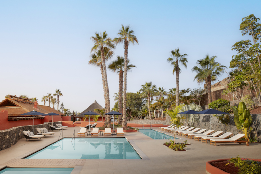 Piscine entourée de transats et palmiers à Tenerife.