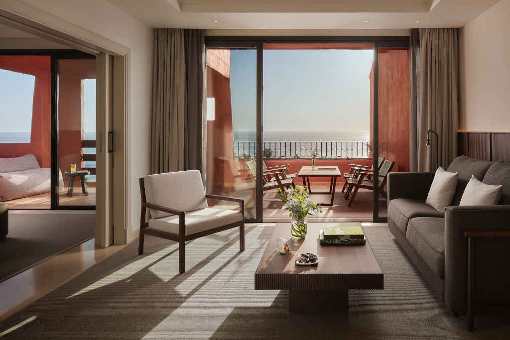 Salon avec vue sur mer et terrasse ensoleillée à Tenerife.