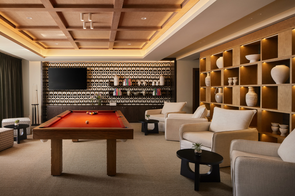 Salle de billard avec TV, étagères et fauteuils confortables à Tenerife.