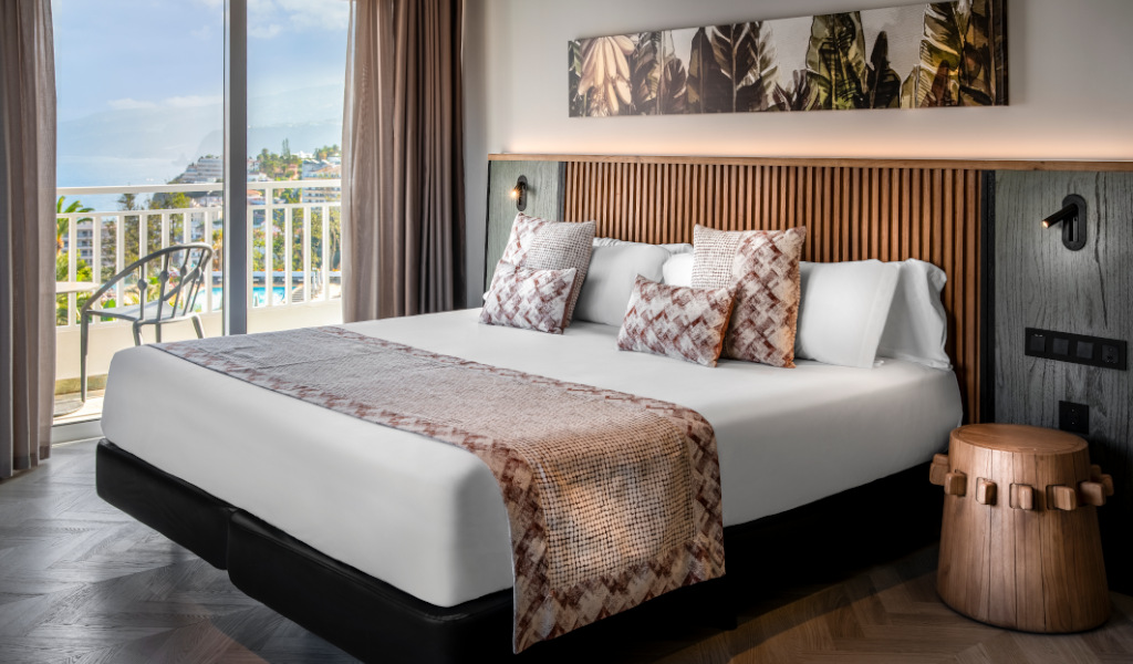 Chambre d'hôtel avec lit double, vue sur mer à Tenerife par la fenêtre.