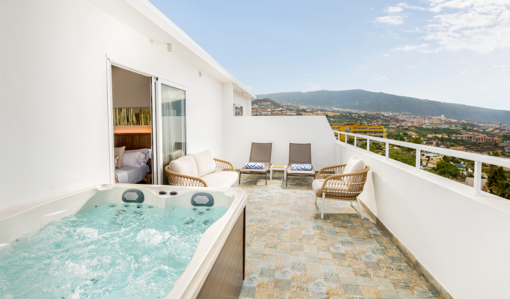 Terrasse avec jacuzzi, chaises et vue sur les montagnes à Tenerife.