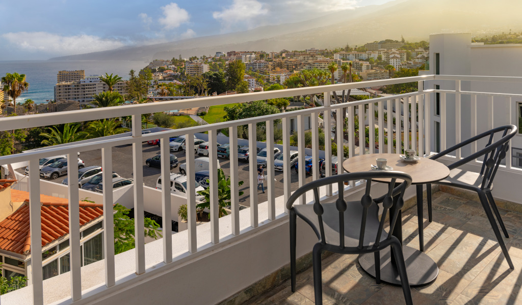 Balcon donnant sur la ville côtière et l'océan à Tenerife.