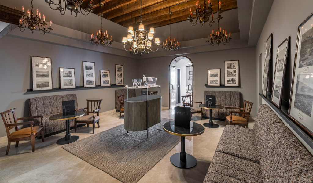 Salon avec canapés, tables et photos encadrées à Tenerife.
