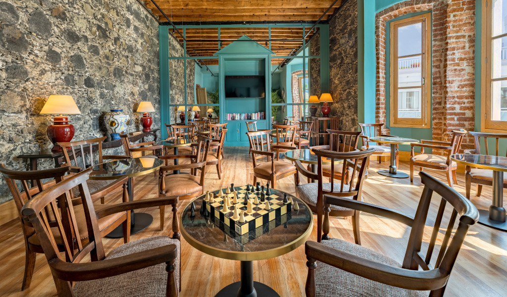 Étagère et échiquier dans un café à San Cristóbal de La Laguna.