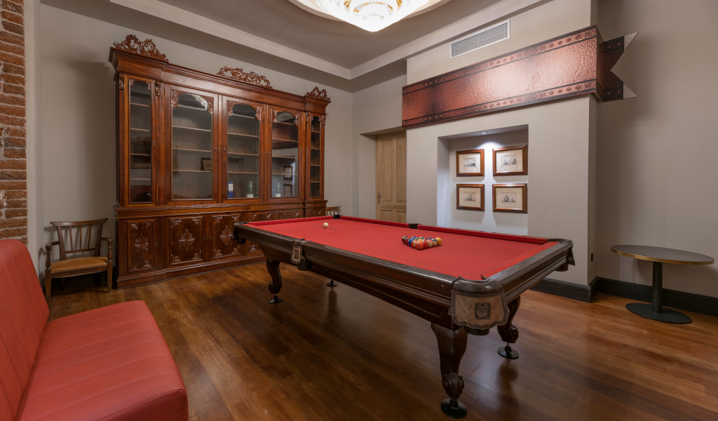 Table de billard dans une salle avec armoire en bois à Tenerife.