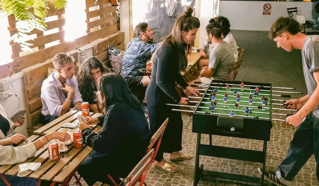 Des gens jouent au baby-foot et aux cartes dans un café de Tenerife.
