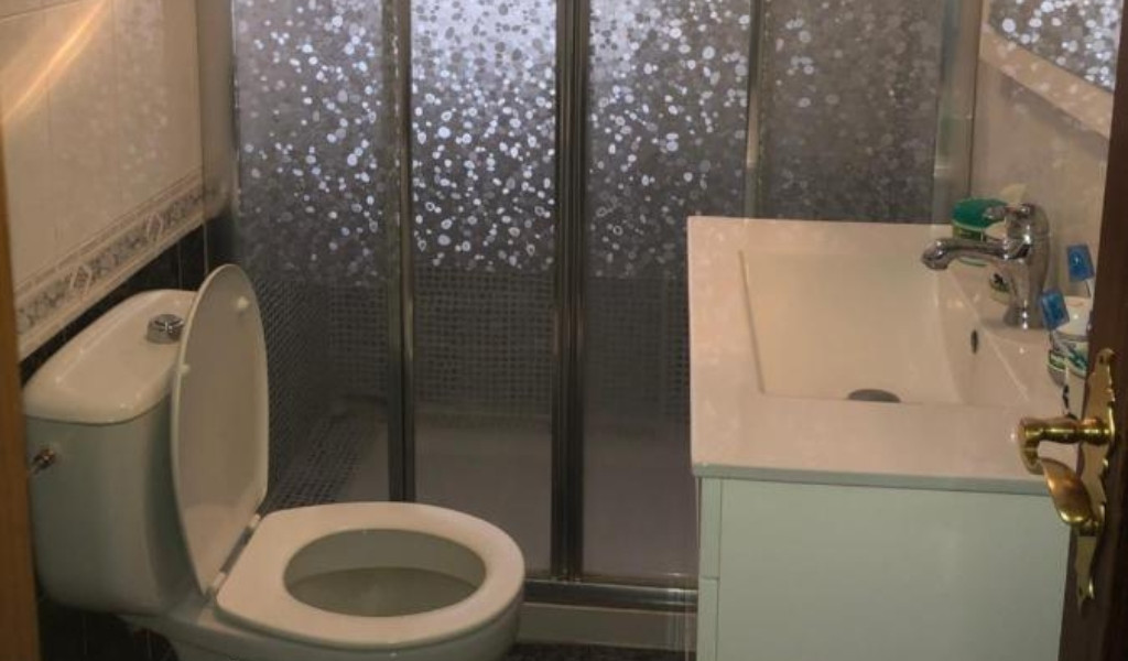 Toilette moderne avec lavabo et cabine de douche à Tenerife.