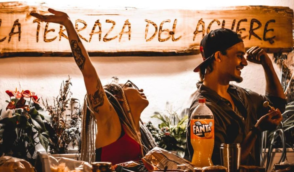 Deux personnes souriantes devant le panneau La Terraza del Achere à Tenerife.