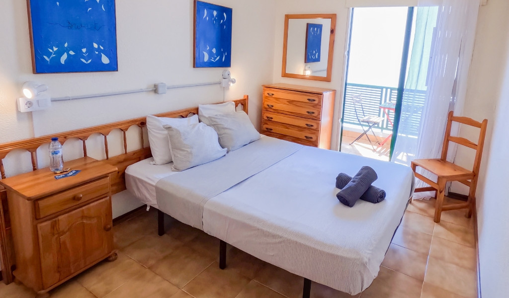 Chambre double avec décoration bleue et balcon à Tenerife.