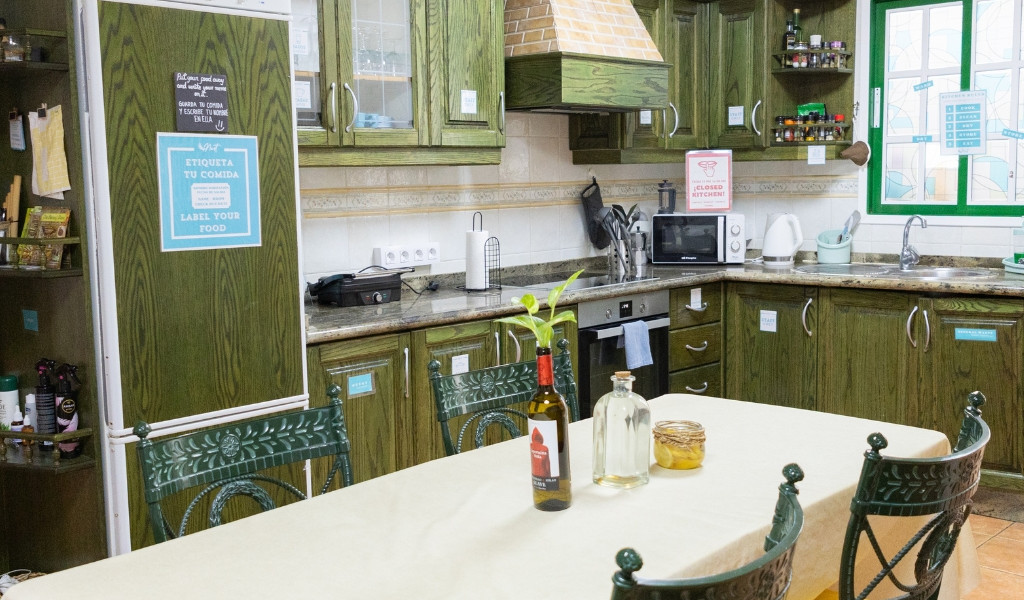 Cuisine avec table, bouteilles, réfrigérateur avec étiquette Etiqueta tu comida à Tenerife.