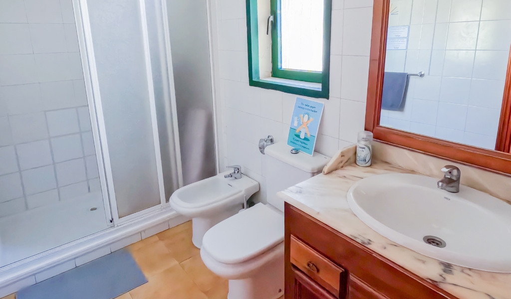 Salle de bain avec douche, lavabo, bidet et fenêtre à Tenerife.