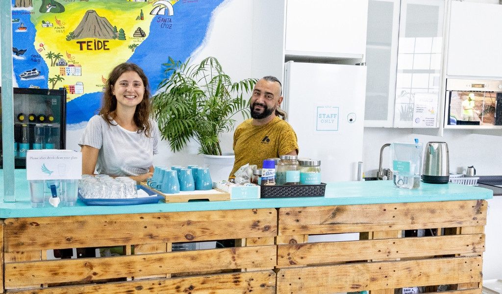 Deux personnes souriantes au comptoir d'une cuisine à Santa Cruz, Tenerife.