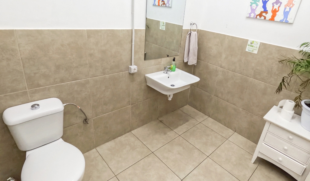 Toilettes avec lavabo, miroir et plante en pot à Tenerife.