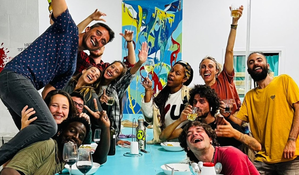 Groupe de personnes célébrant autour d'une table à Tenerife.