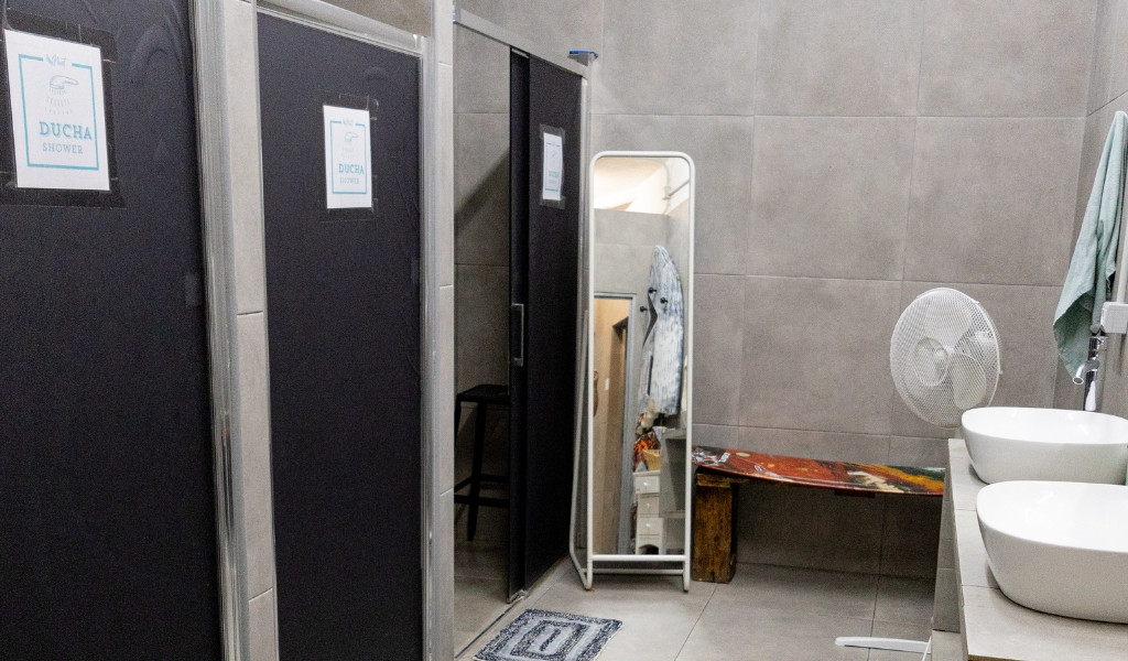 Cabines de douche et lavabos dans une salle de bains à Tenerife.