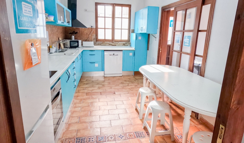 Cuisine moderne avec meubles bleus et tabourets blancs à Tenerife.