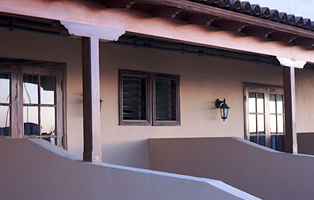 Façade avec fenêtres et lanterne à Tenerife.