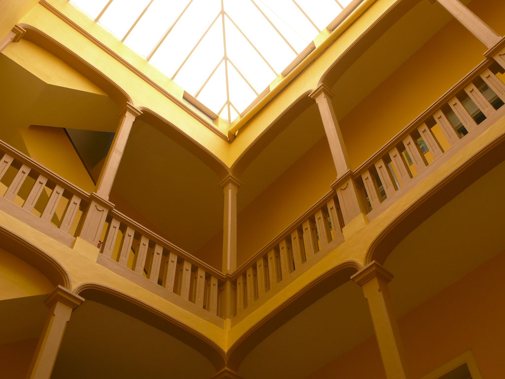 Intérieur du bâtiment historique à La Laguna, Tenerife, sous plafond vitré.