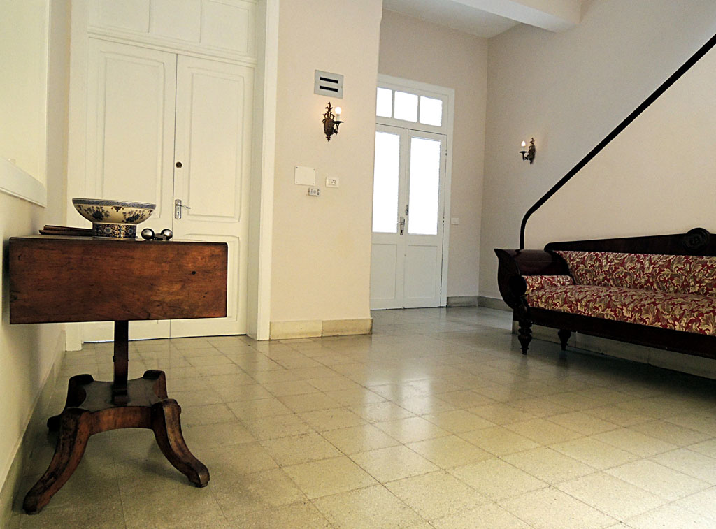 Intérieur simple avec table en bois, canapé orné et portes à Tenerife.
