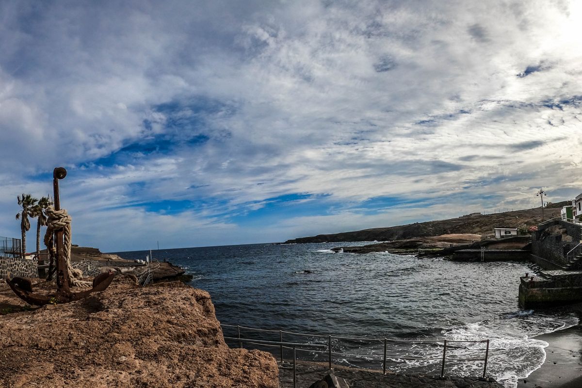 Vue sur la côte rocheuse et océan à Abades, Tenerife, avec ancre et cordage.