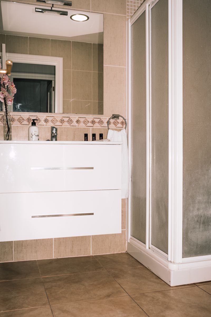 Lavabo blanc et douche dans une salle de bain moderne à Tenerife.