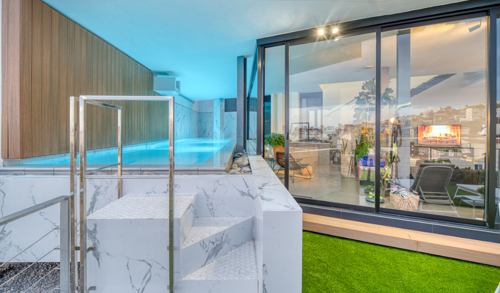 Piscine intérieure avec vue sur salon moderne à Tenerife.