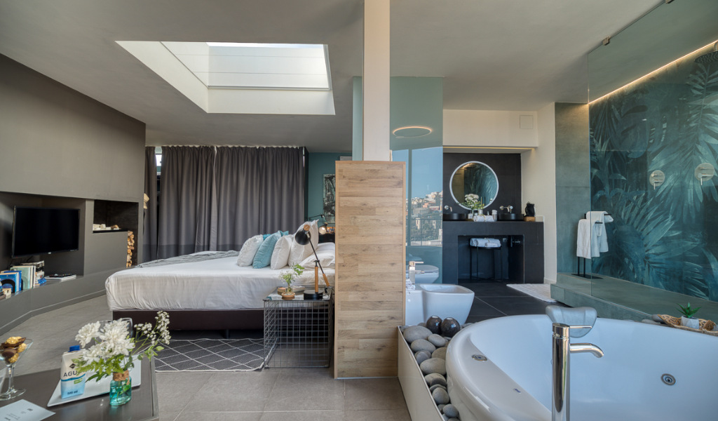 Chambre d'hôtel avec lit, jacuzzi et salle de bain moderne à Tenerife.