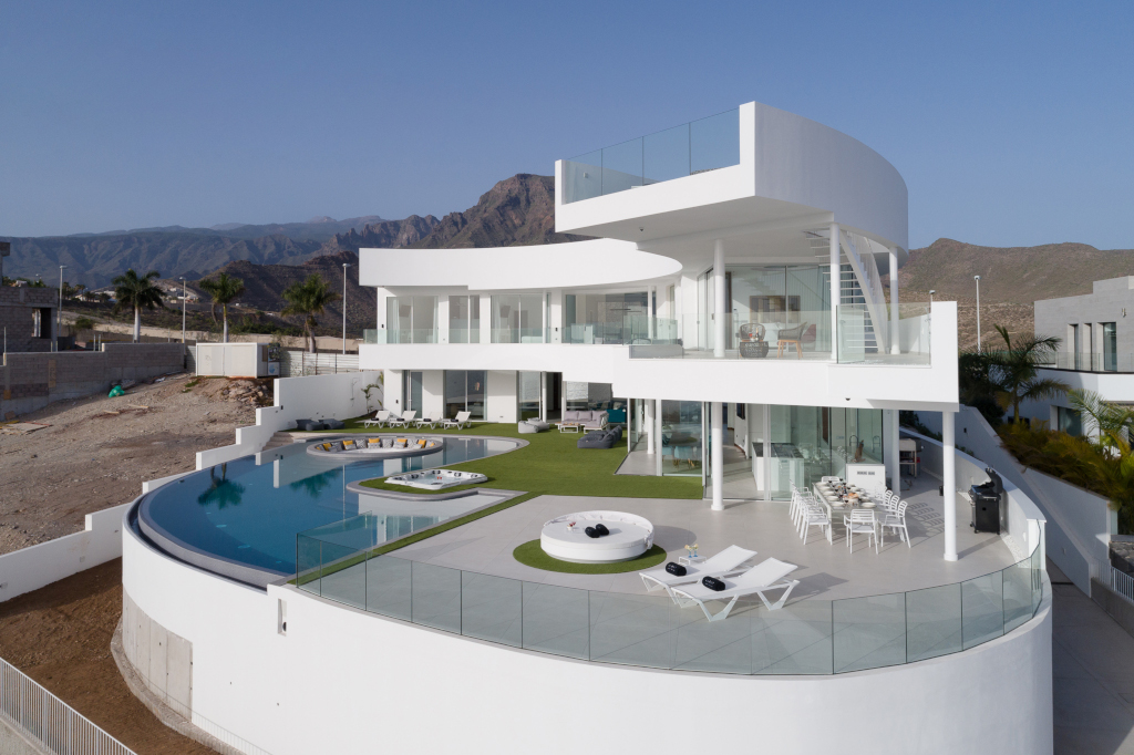 Villa moderne avec piscine et vue sur les montagnes à Tenerife.