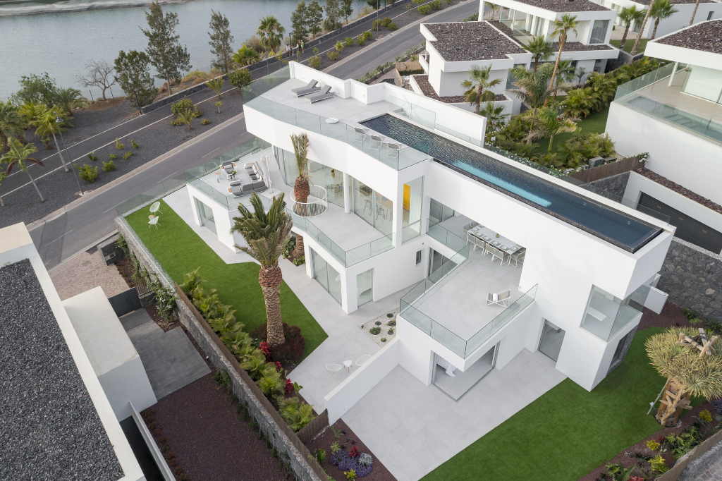 Maison moderne blanche avec piscine sur le toit à Tenerife.