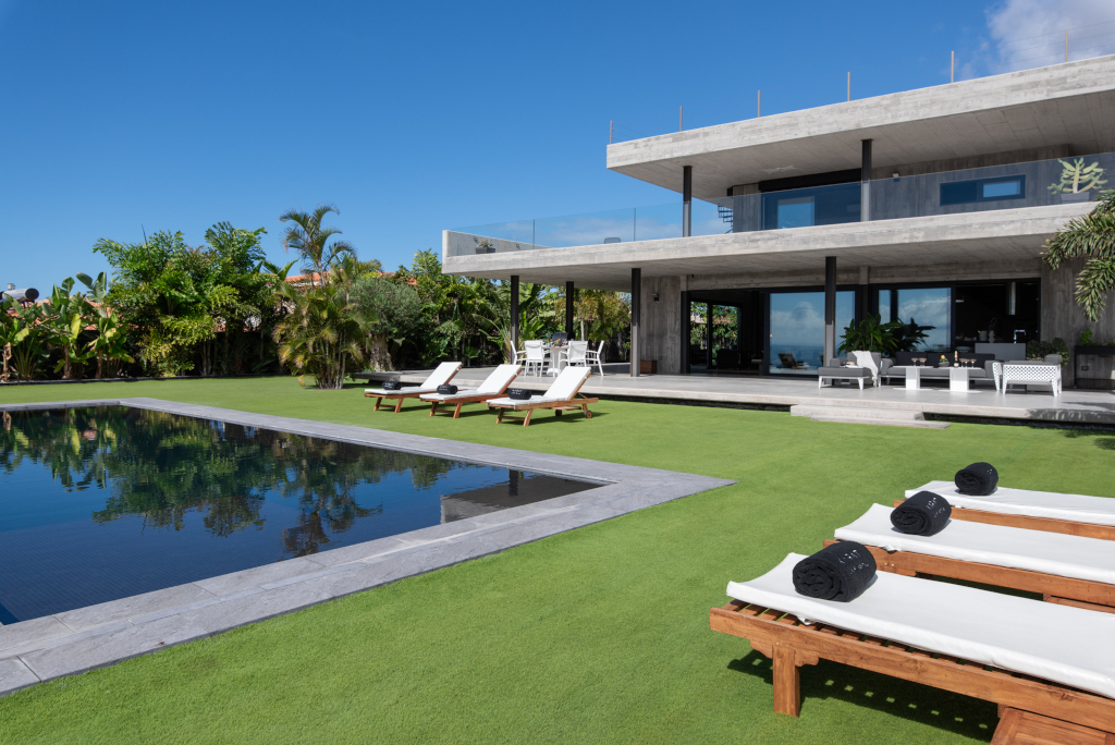 Villa moderne avec piscine et transats à Tenerife.