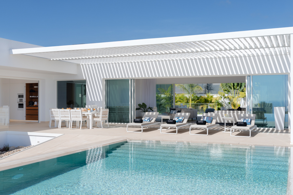 Terrasse moderne avec piscine et chaises longues à Tenerife.