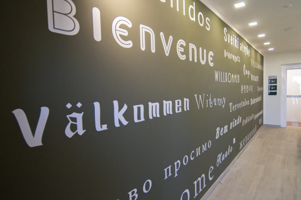 Mur accueillant avec Bienvenue et traductions multilingues à Tenerife.