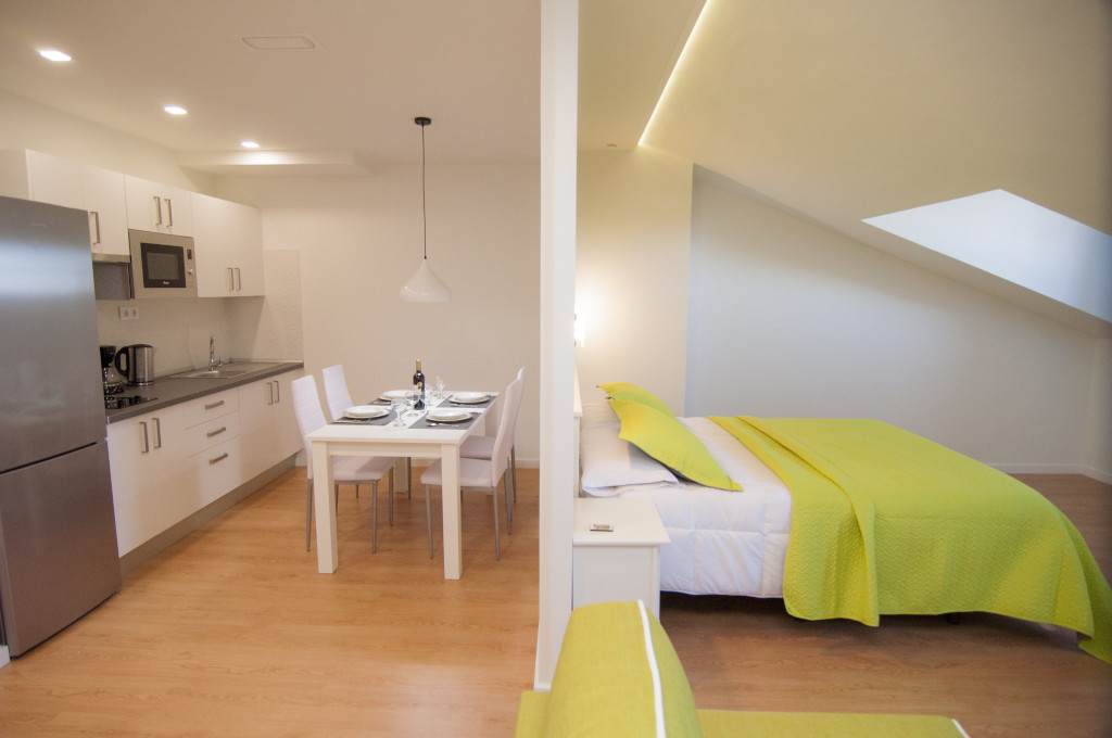 Cuisine et chambre moderne avec lit vert à Tenerife.