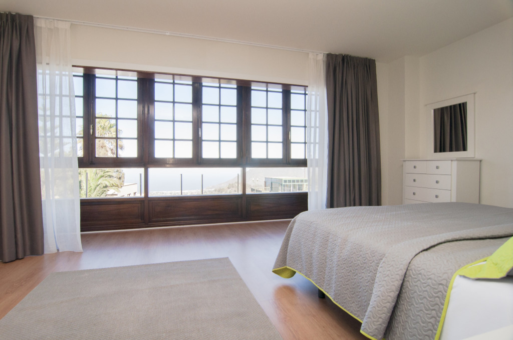 Chambre avec grande fenêtre et vue sur la mer à Tenerife.