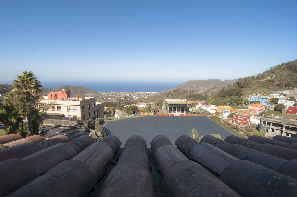 Vue panoramique de Tacoronte, Tenerife, avec maisons et montagnes à l'horizon.