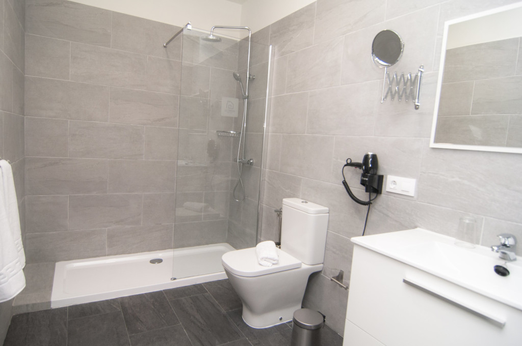 Salle de bain moderne avec douche en verre, WC et lavabo à Tenerife.