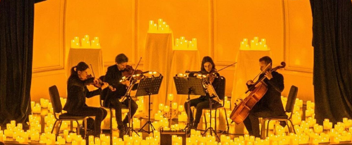 Quatuor à cordes jouant entouré de bougies à Tenerife.