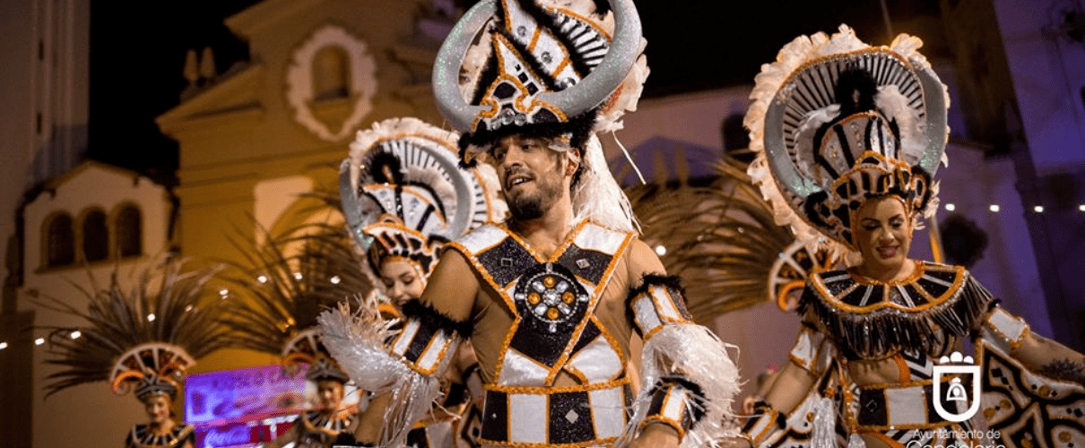 Danseurs en costumes traditionnels lors du carnaval à Santa Cruz de Tenerife.