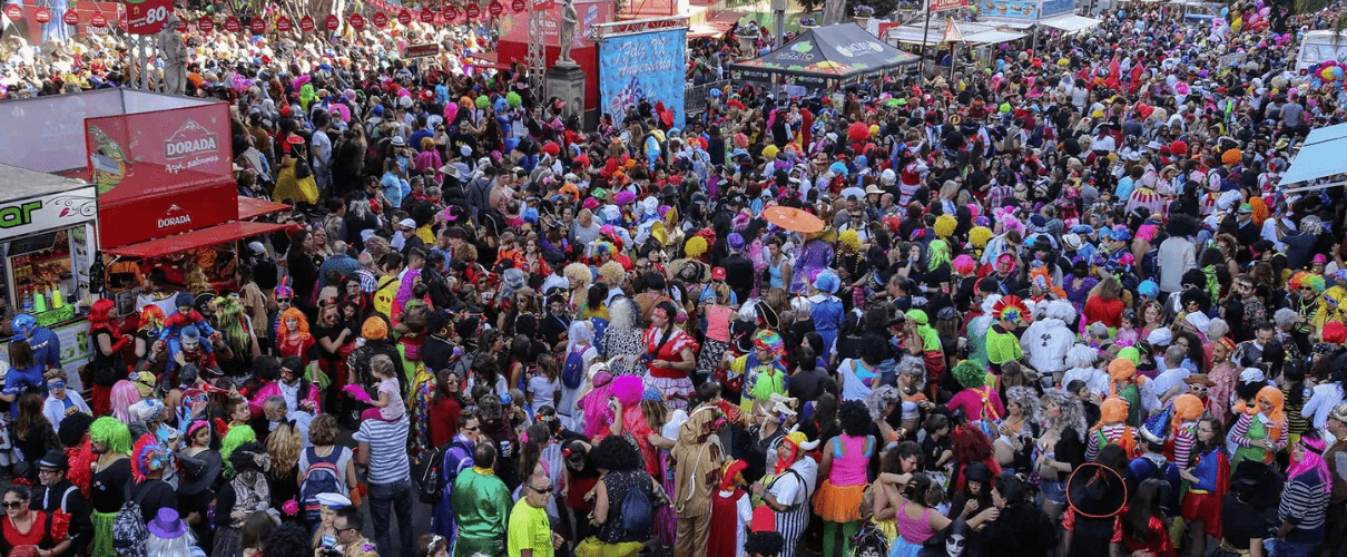 Foule en costume coloré lors du Carnaval à Santa Cruz de Tenerife.