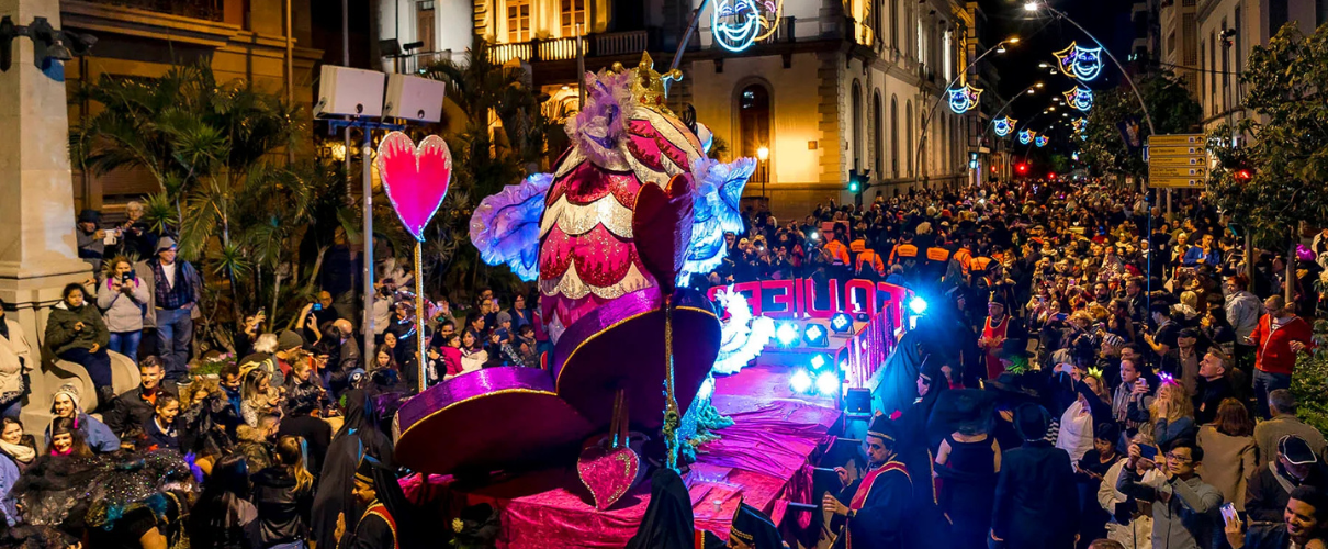 Carnaval de Santa Cruz de Tenerife avec foule et chars colorés.