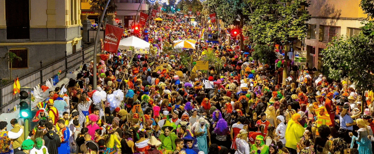 Une foule costumée lors du carnaval à Santa Cruz de Tenerife.
