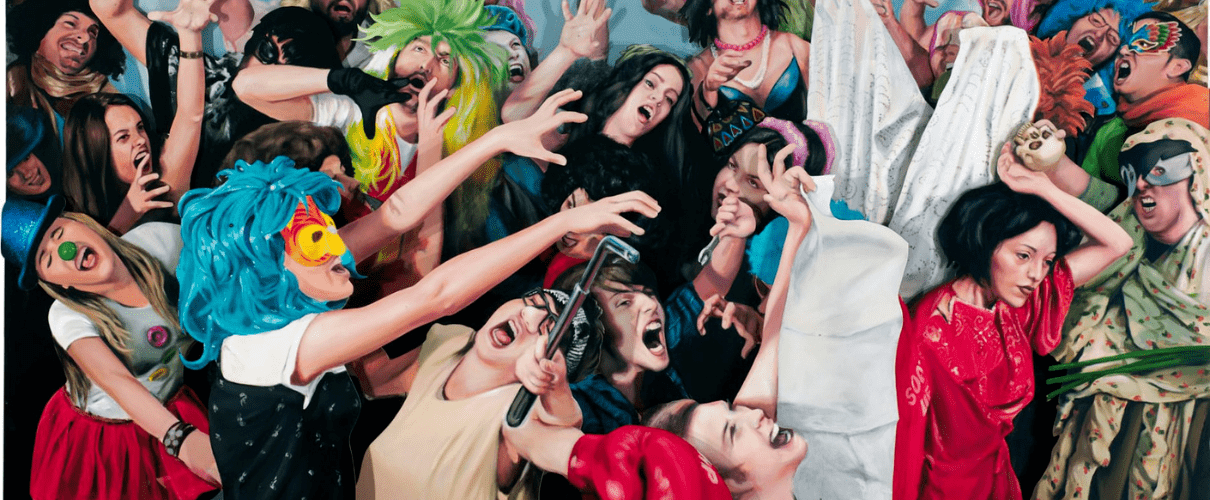 Un groupe de personnes en costumes de fête à Tenerife, criant et agitant les bras.