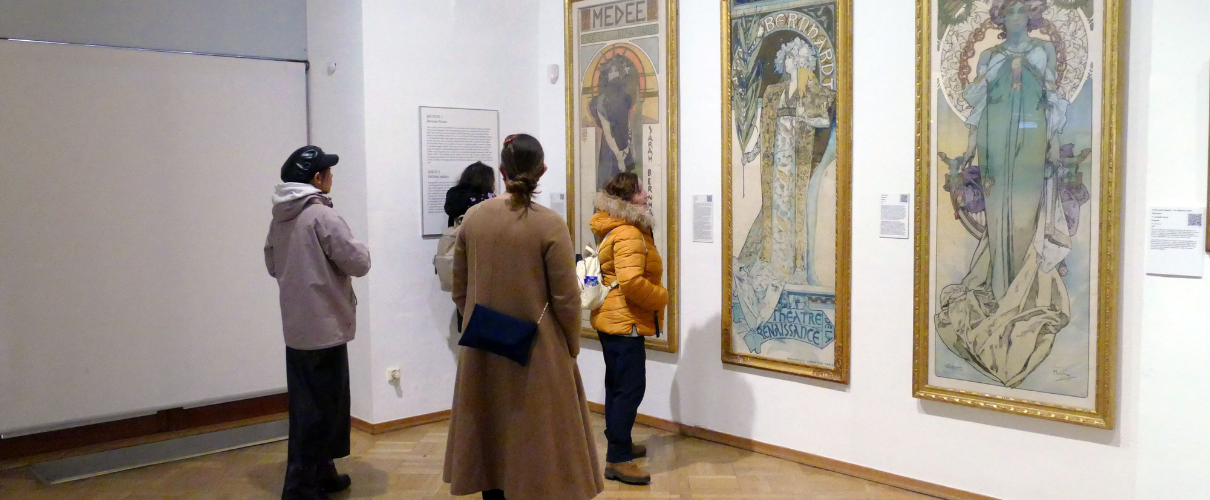 Exposition : Un loro, tres bares y dientes de oro — « Un perroquet, trois bars et des dents en or »