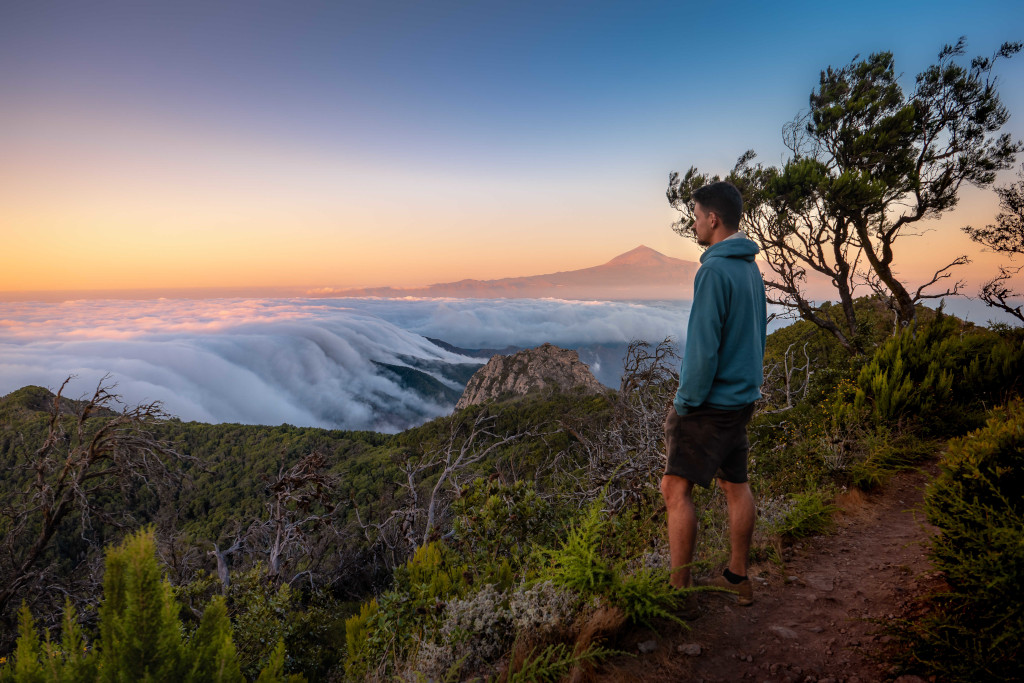 Homme regardant le coucher de soleil sur le mont Teide à Tenerife.