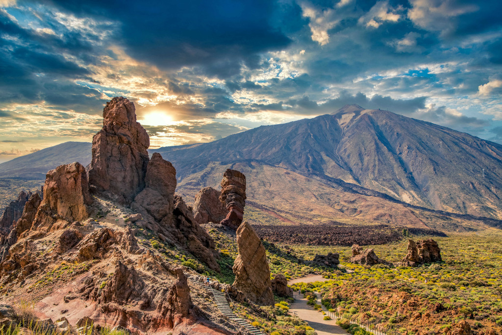 Paysage du Parc national du Teide à Tenerife, avec montagnes et rochers.