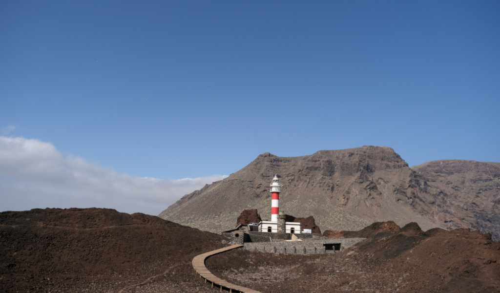 Phare rouge et blanc sur fond de montagne à Tenerife.