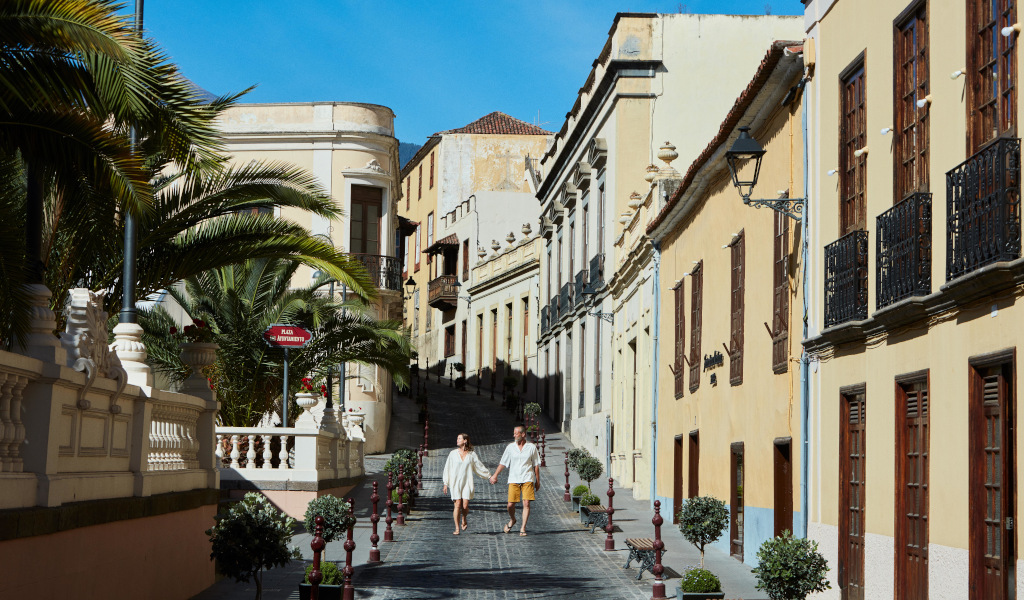 Un couple marchant dans une ruelle historique de La Orotava, Tenerife.