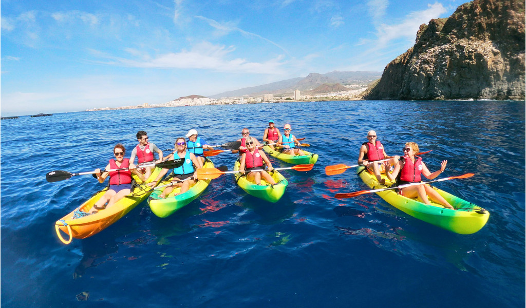 Des gens en kayak sur l'océan près de la côte de Tenerife.