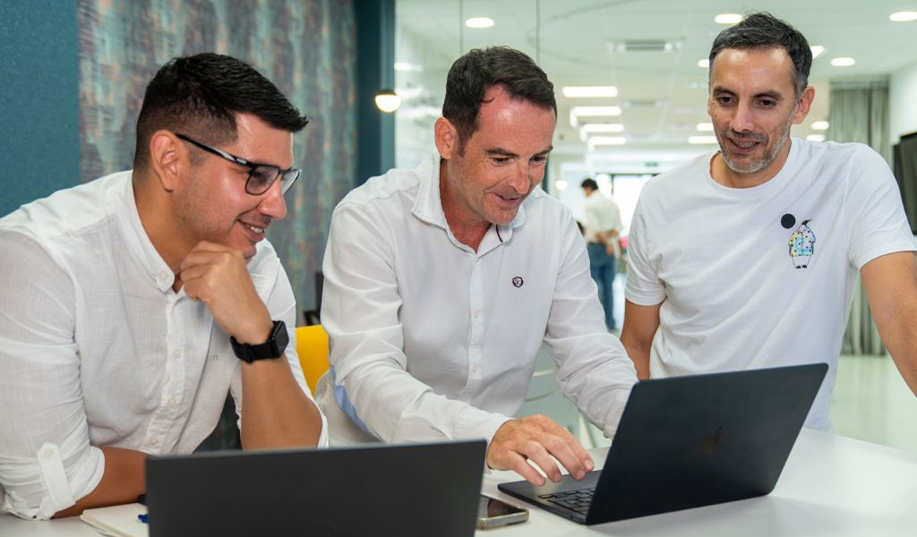 Hommes travaillant ensemble sur un ordinateur portable à Tenerife.