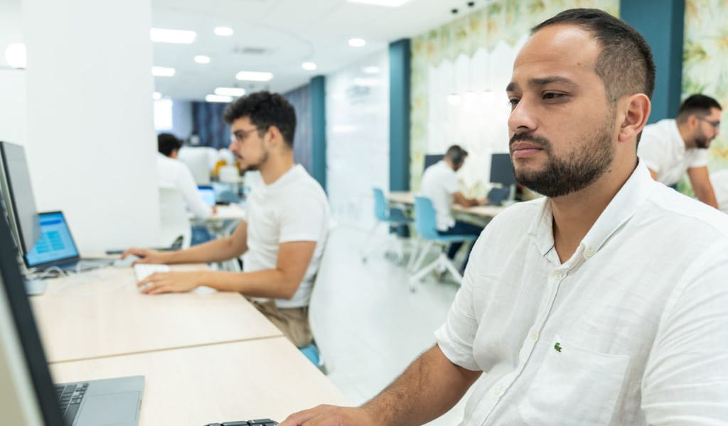 Personnes travaillant sur des ordinateurs dans un bureau à Tenerife.